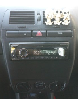 Consola central Seat Ibiza 6L vista frontal — acabamento matte preto com recortes para botões superiores e sofagem