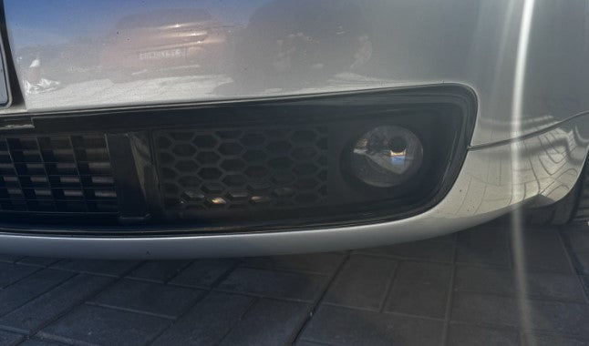 Detalhe da grelha favo de mel lado direito Audi A3 8L Facelift 2000-2003 com encaixe farol nevoeiro