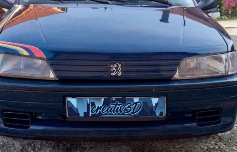 Frente do Peugeot 106 Rallye S1 MK1 Phase 1 com grelhas inferiores para-choques instaladas e matrícula Creativ3D