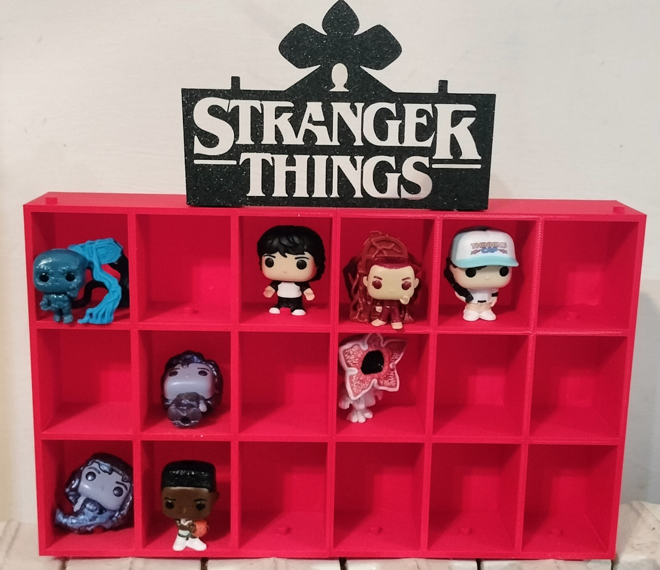 Expositor Stranger Things Vermelho para bonecos kinder Joy