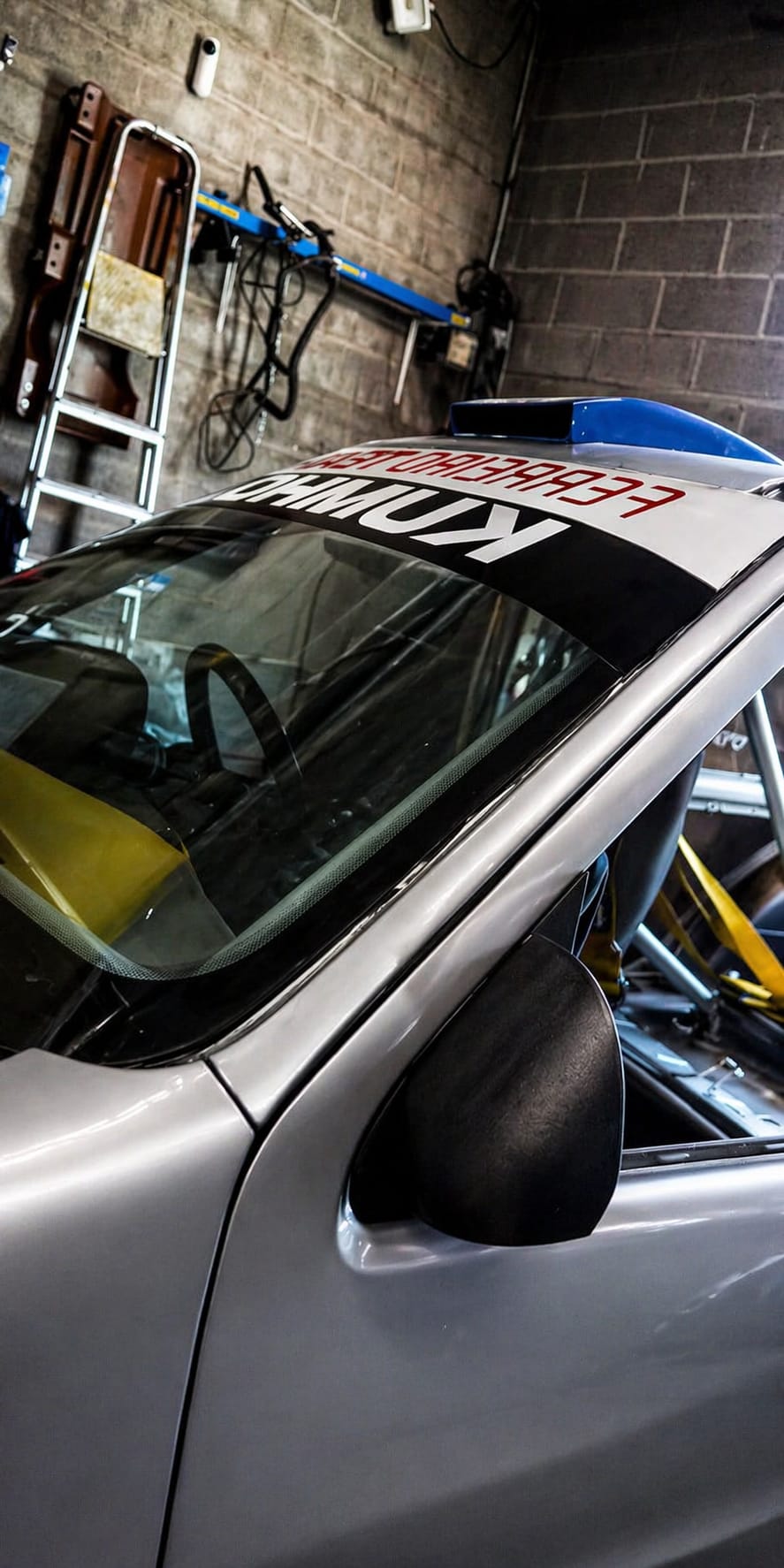 Espelho retrovisor de competição Grupo A montado em Peugeot 106 Kit Car — polímero técnico matte preto