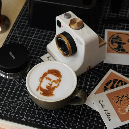 Câmara impressora de café Latte Art em três cores sobre uma mesa