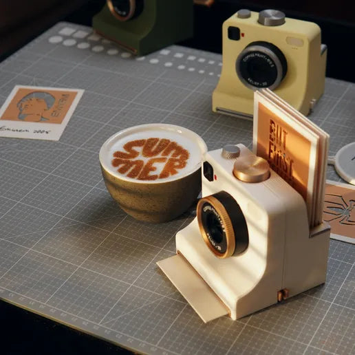 Cartões com desenhos e palavras criados pela câmara impressora de café